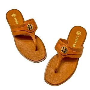 NEW Tory Burch Carson Thong Welt Flat Sandals Leather Logo AGED CAMELLO 7